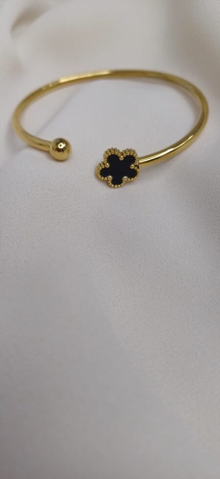 Bracciale rigido color oro con fiore nero lucido