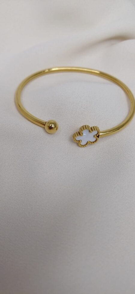 Bracciale rigido color oro con fiore bianco lucido