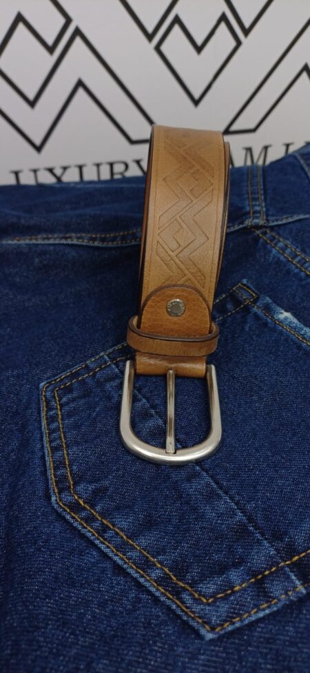 Cintura 105 cm in vero cuoio - made in italy - aml luxury.rifinita con cura nei dettagli. il logo pressato aml luxury rappresenta un segno distintivo di qualità e stile. fibbia in metallo resistente.