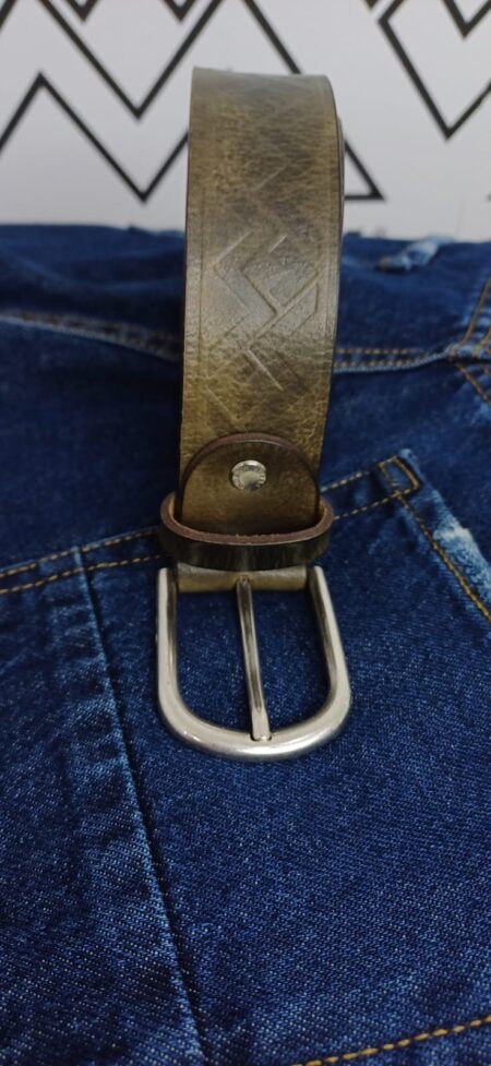 Cintura 105 cm in vero cuoio - made in italy - aml luxury.rifinita con cura nei dettagli. il logo pressato aml luxury rappresenta un segno distintivo di qualità e stile. fibbia in metallo resistente.