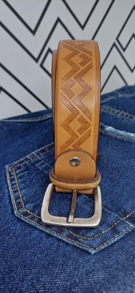 Cintura uomo 105 cm in vera pelle - made in itay - aml luxury. caratterizzata dal logo aml pressato. realizzata artigianalmente in italia per un look elegante e durevole.