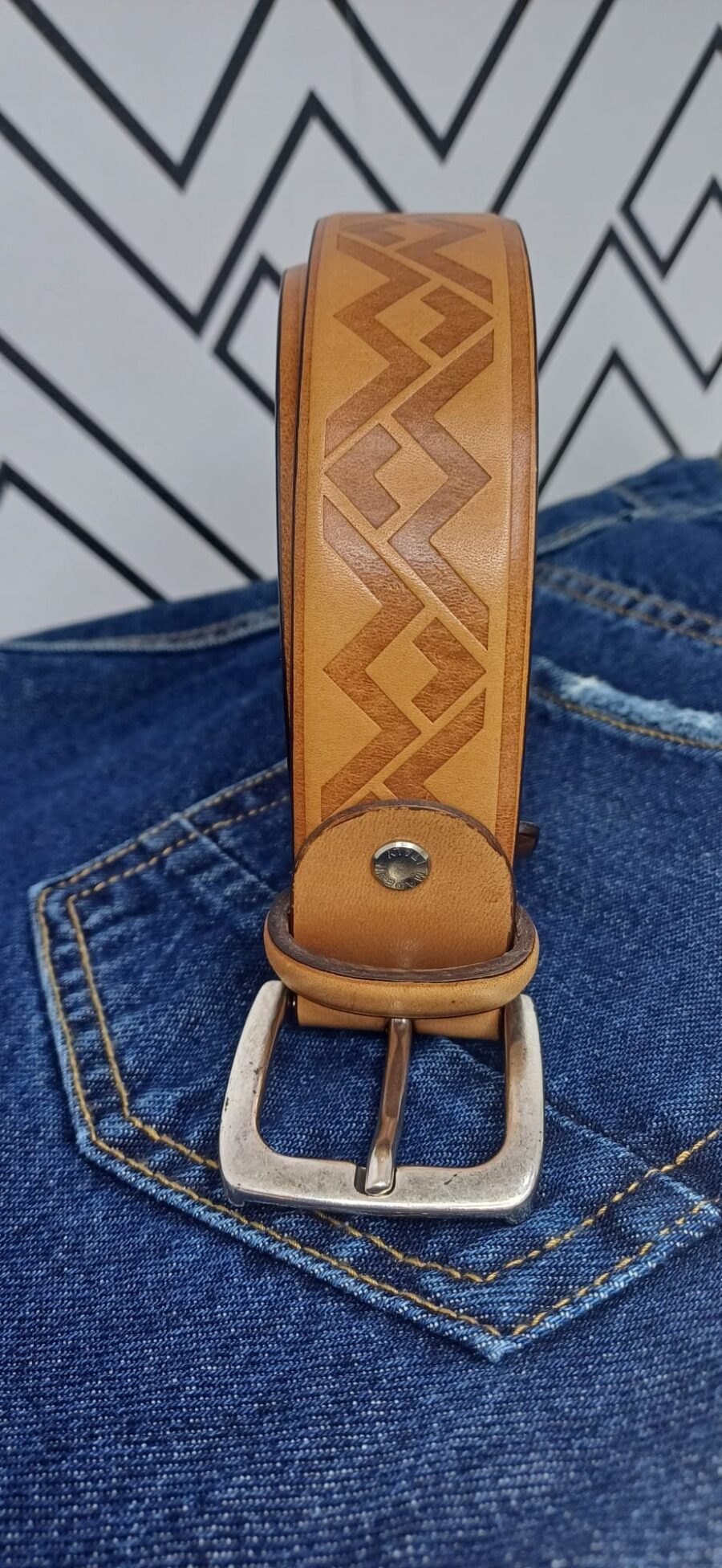 Cintura uomo 105 cm in vera pelle - made in itay - aml luxury. caratterizzata dal logo aml pressato. realizzata artigianalmente in italia per un look elegante e durevole.