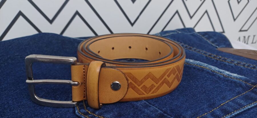 Cintura uomo 105 cm in vera pelle - made in itay - aml luxury. caratterizzata dal logo aml pressato. realizzata artigianalmente in italia per un look elegante e durevole. - immagine 2