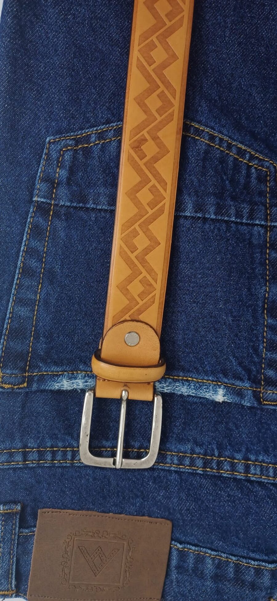 Cintura uomo 105 cm in vera pelle - made in itay - aml luxury. caratterizzata dal logo aml pressato. realizzata artigianalmente in italia per un look elegante e durevole. - immagine 3