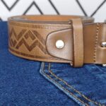 Cintura 105 cm in vero cuoio - made in italy - aml luxury. rifinita con cura nei dettagli. il logo pressato aml luxury rappresenta un segno distintivo di qualità e stile. fibbia in metallo resistente. - immagine 3