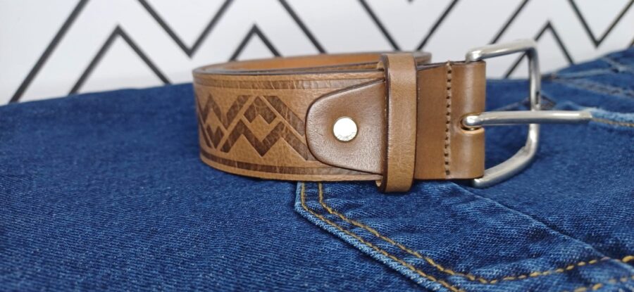 Cintura 105 cm in vero cuoio - made in italy - aml luxury.rifinita con cura nei dettagli. il logo pressato aml luxury rappresenta un segno distintivo di qualità e stile. fibbia in metallo resistente. - immagine 2