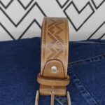 Cintura 105 cm in vero cuoio - made in italy - aml luxury. rifinita con cura nei dettagli. il logo pressato aml luxury rappresenta un segno distintivo di qualità e stile. fibbia in metallo resistente.