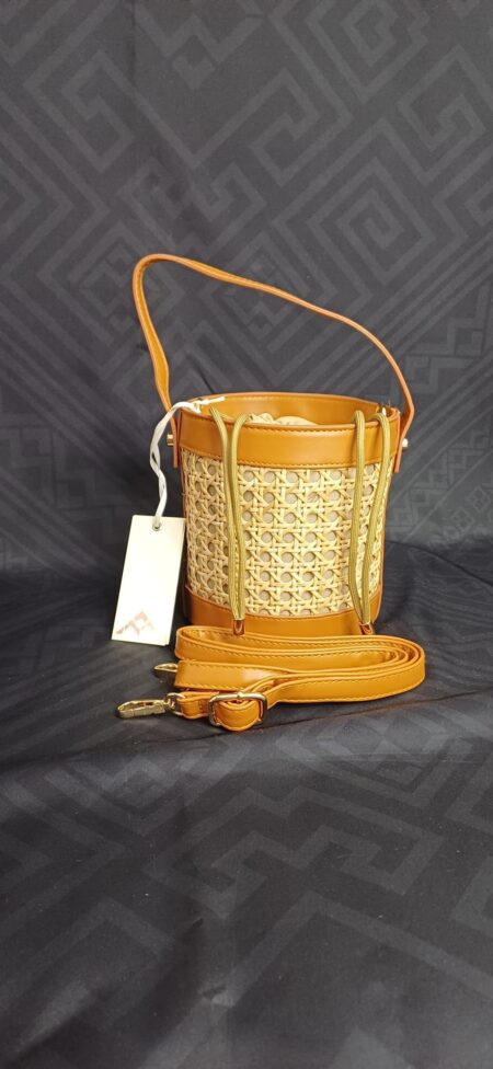 Borsa a secchiello in paglia con dettagli in pelle, con chiusura a coulisse