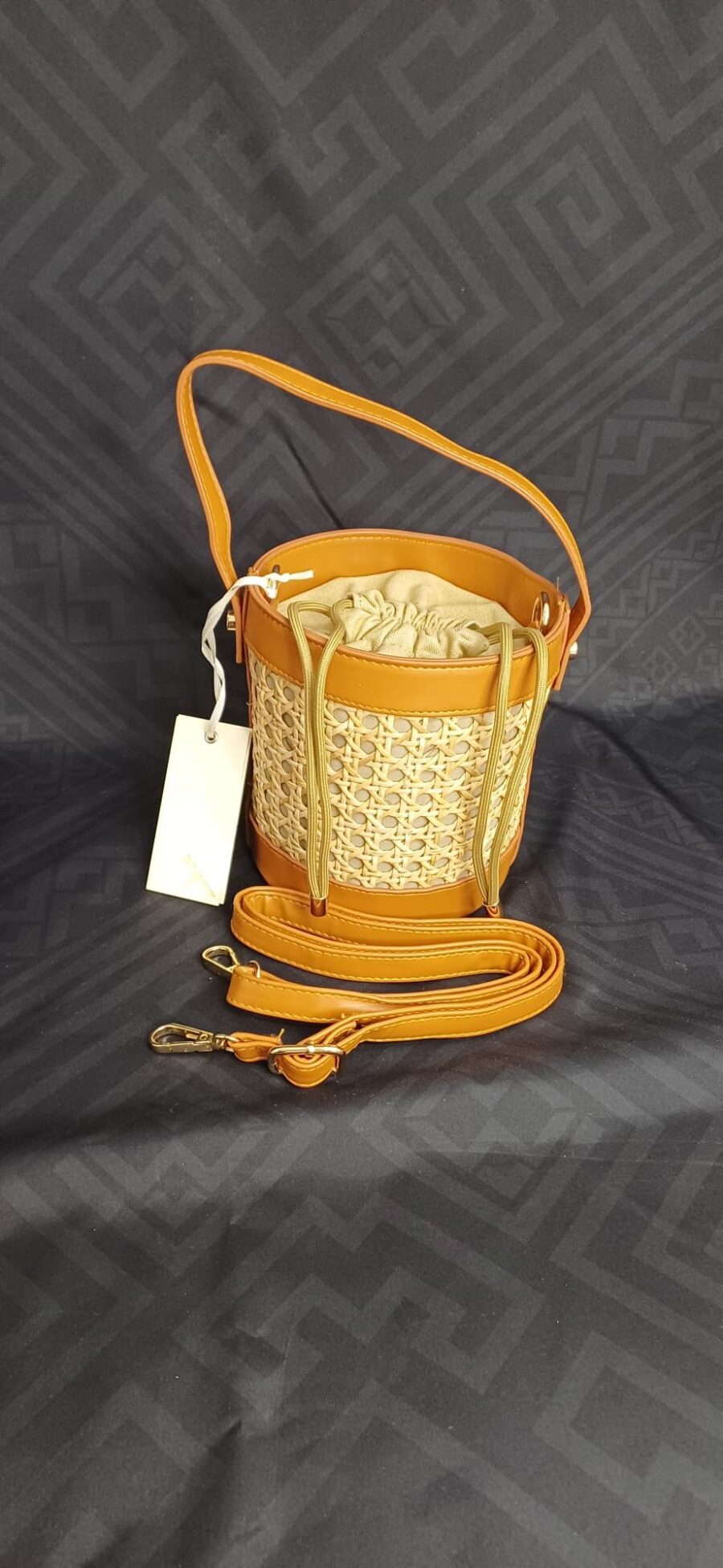 Borsa a secchiello in paglia con dettagli in pelle, con chiusura a coulisse - immagine 2