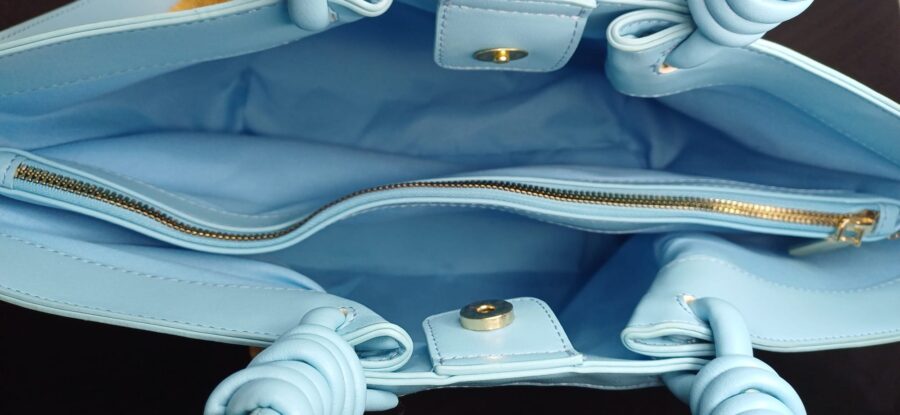 Borsa a mano in paglia intrecciata ed ecopelle con tracolla e nodi decorativi sui manici - immagine 3
