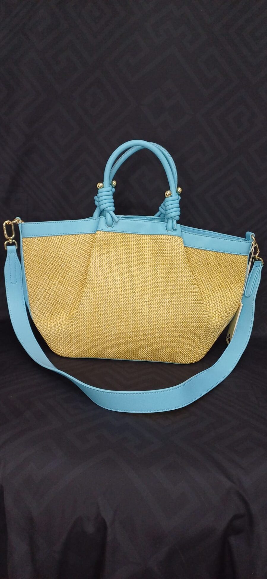 Borsa a mano in paglia intrecciata ed ecopelle con tracolla e nodi decorativi sui manici - immagine 2