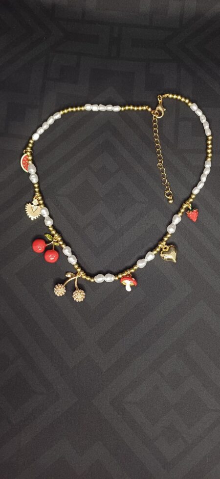 Collana regolabile color oro con perle e ciondoli fruttati