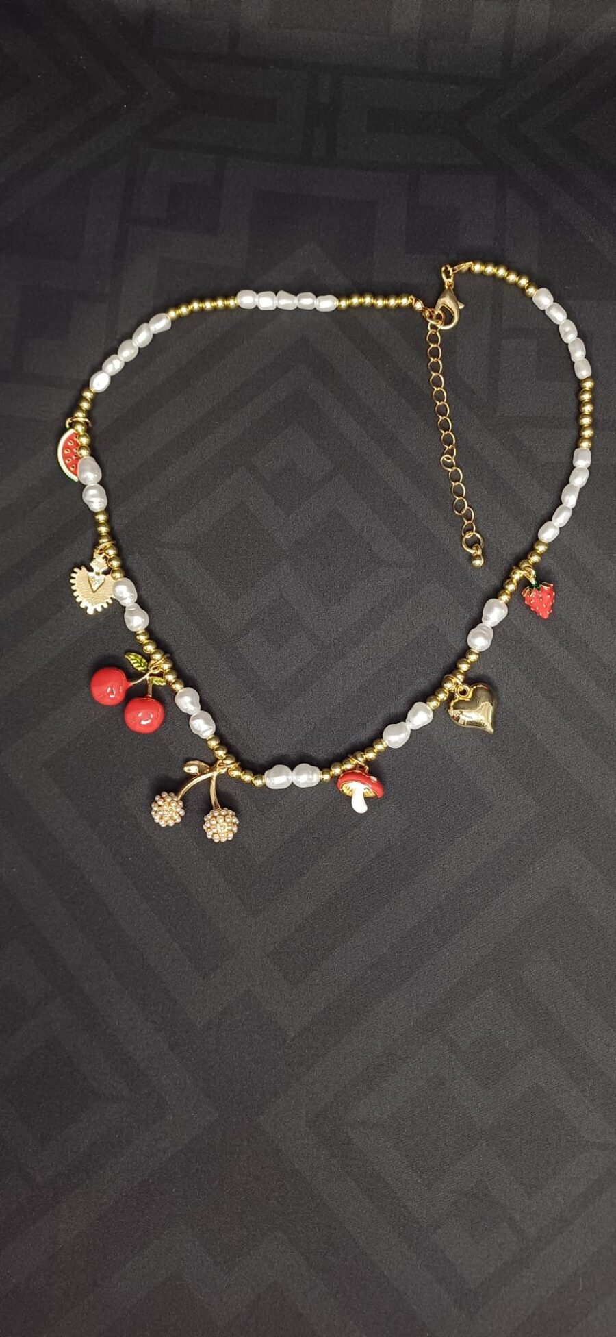 Collana regolabile color oro con perle e ciondoli fruttati