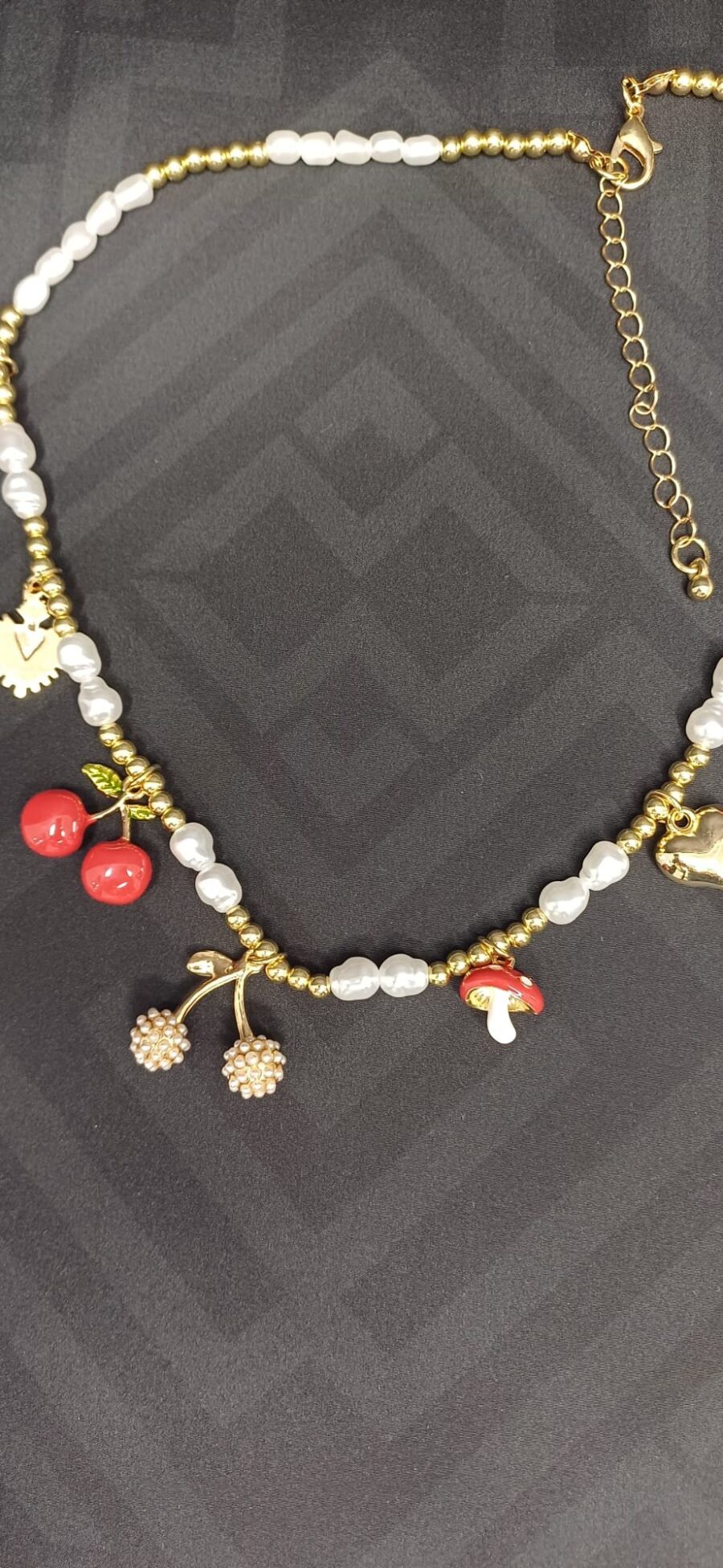 Collana regolabile color oro con perle e ciondoli fruttati - immagine 2