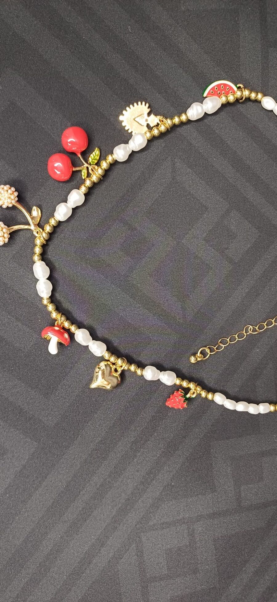 Collana regolabile color oro con perle e ciondoli fruttati - immagine 4