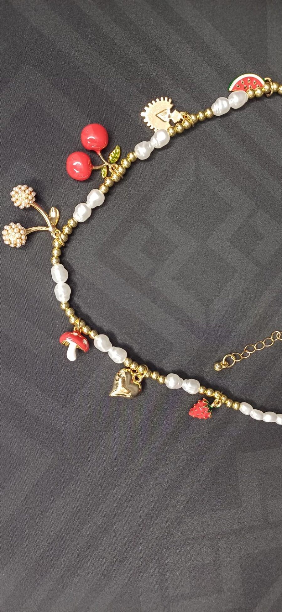 Collana regolabile color oro con perle e ciondoli fruttati - immagine 3