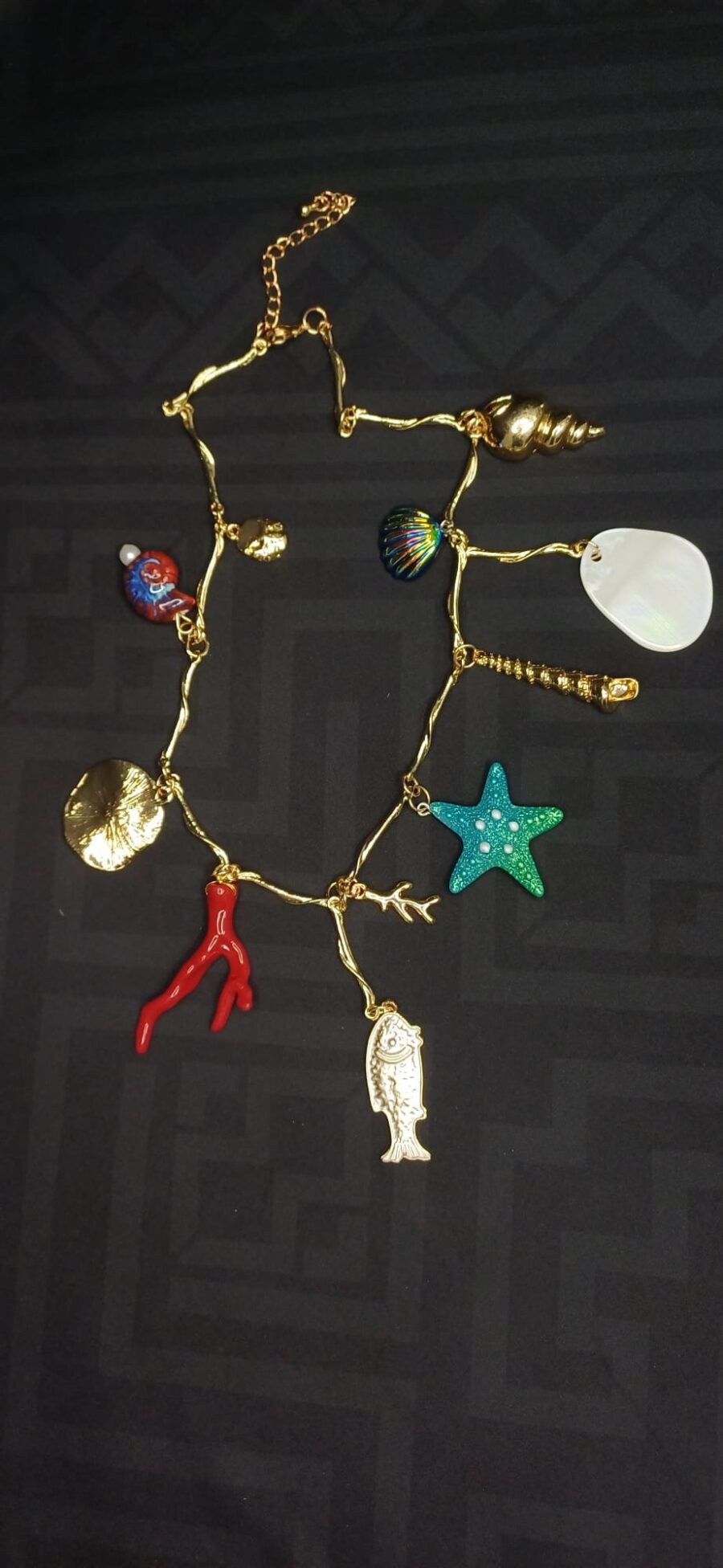 Collana regolabile color oro con ciondoli marini