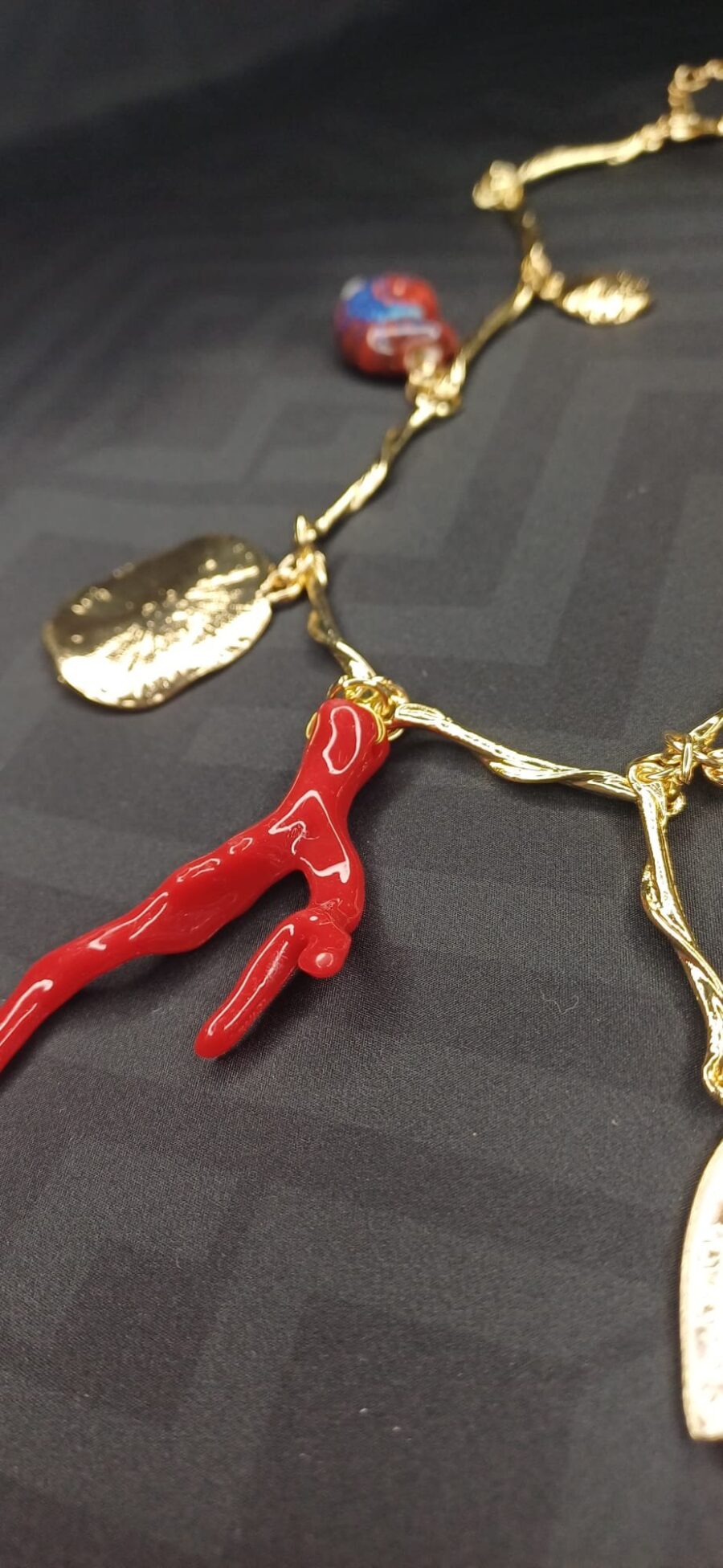 Collana regolabile color oro con ciondoli marini - immagine 4