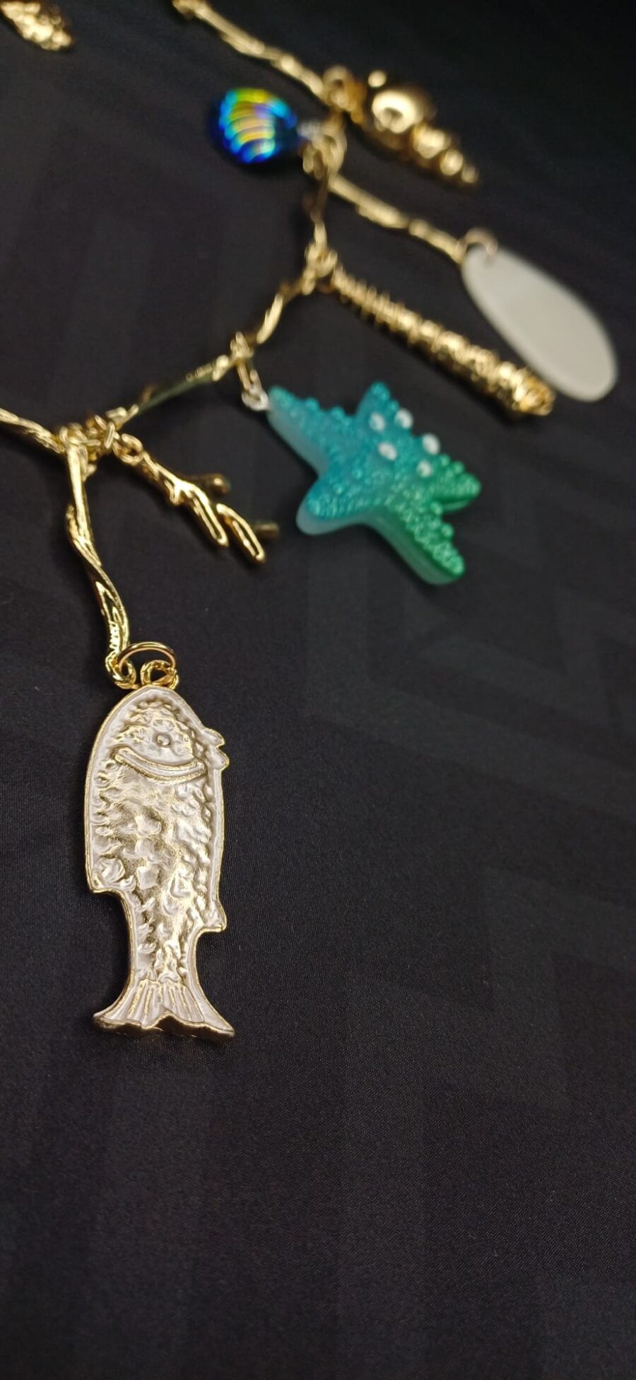 Collana regolabile color oro con ciondoli marini - immagine 6
