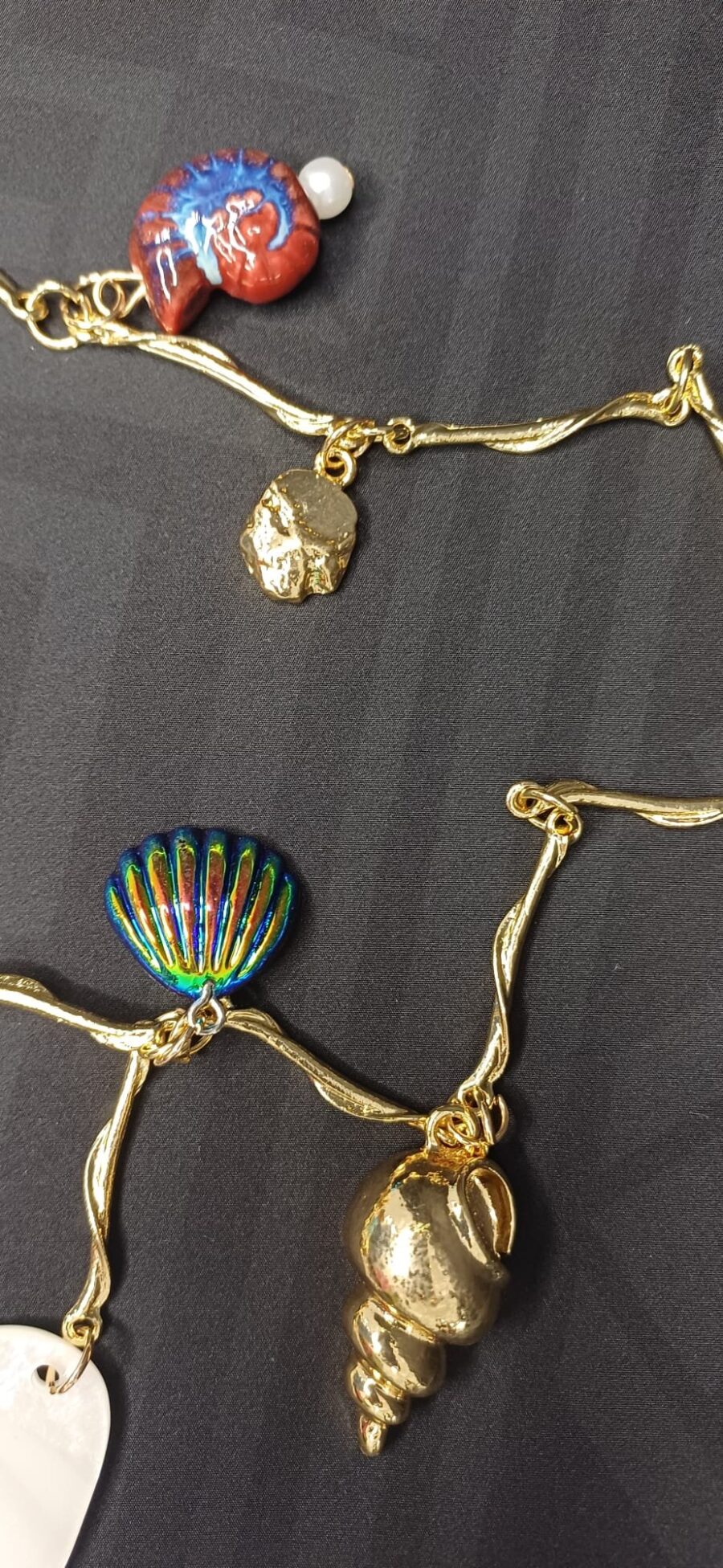 Collana regolabile color oro con ciondoli marini - immagine 5
