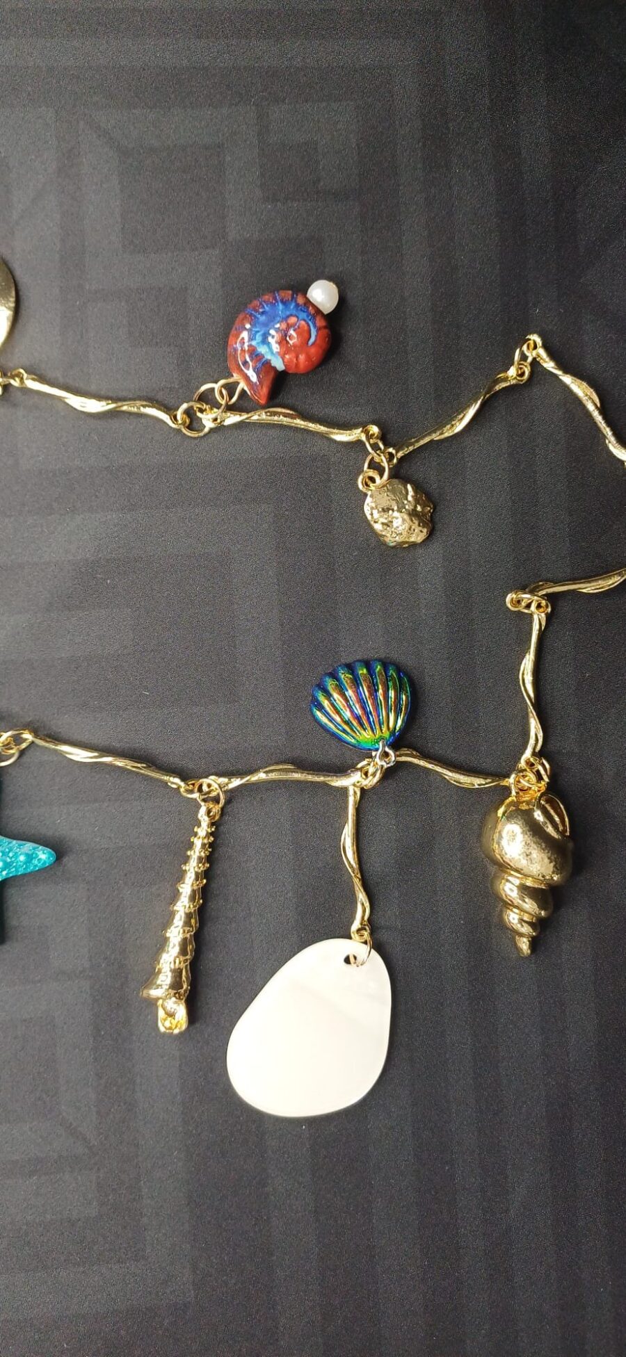 Collana regolabile color oro con ciondoli marini - immagine 2
