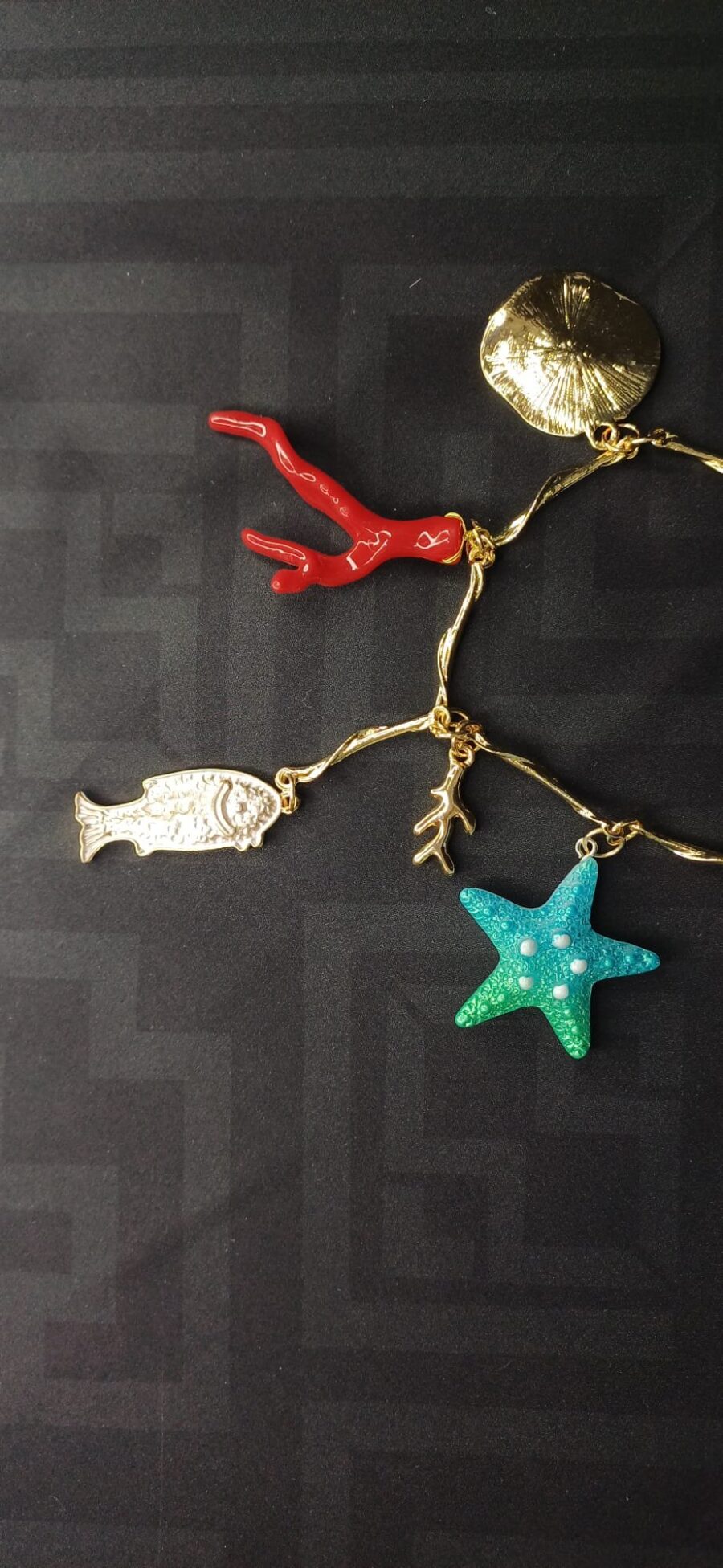 Collana regolabile color oro con ciondoli marini - immagine 3
