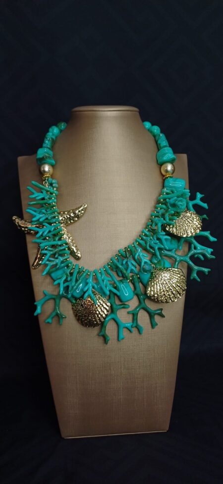 Collana oro marino e perle verde acqua decorata con dettagli marini dorati.