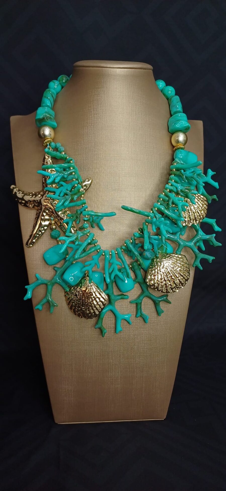 Collana oro marino e perle verde acqua decorata con dettagli marini dorati. - immagine 2