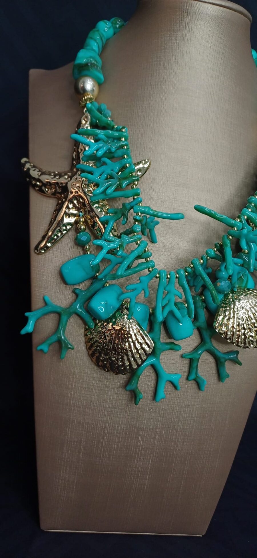 Collana oro marino e perle verde acqua decorata con dettagli marini dorati. - immagine 4