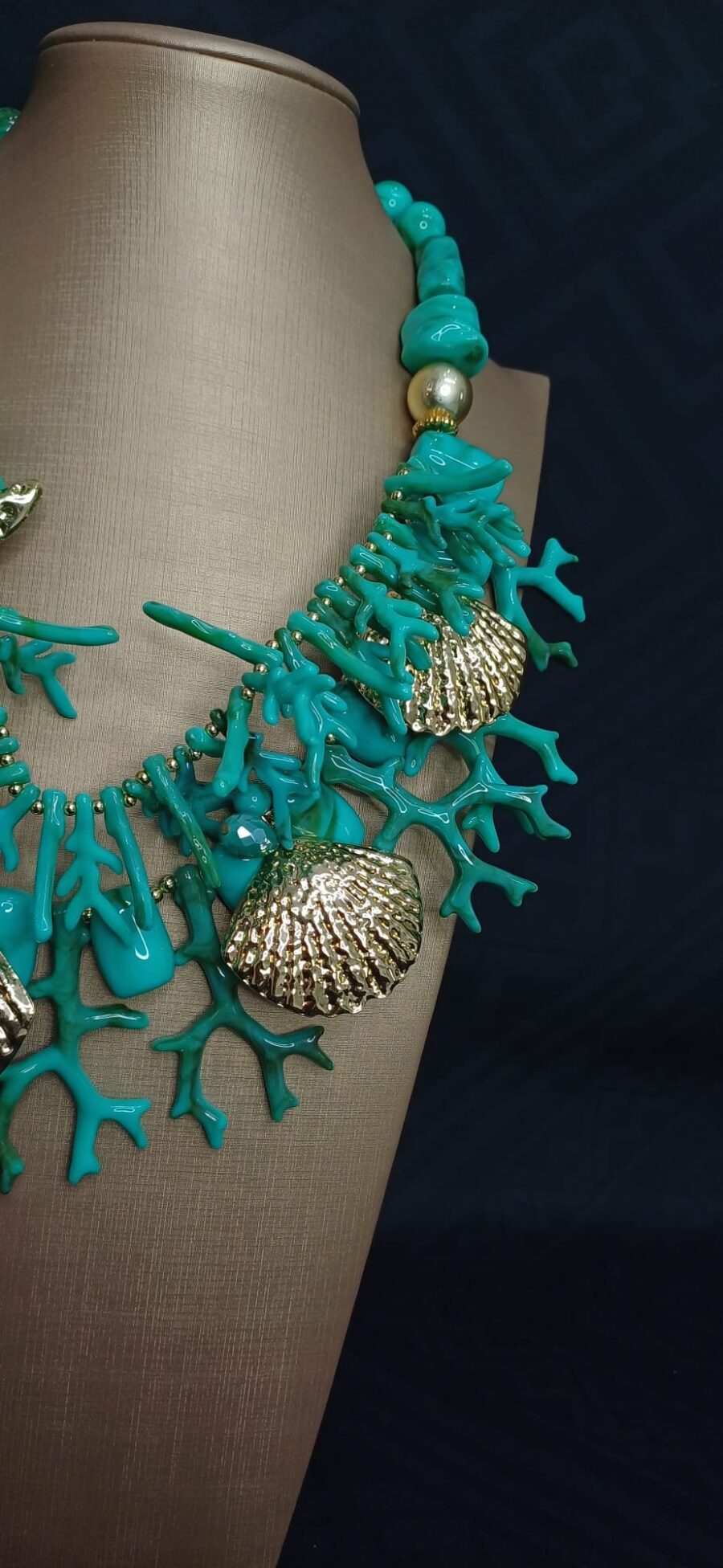 Collana oro marino e perle verde acqua decorata con dettagli marini dorati. - immagine 5