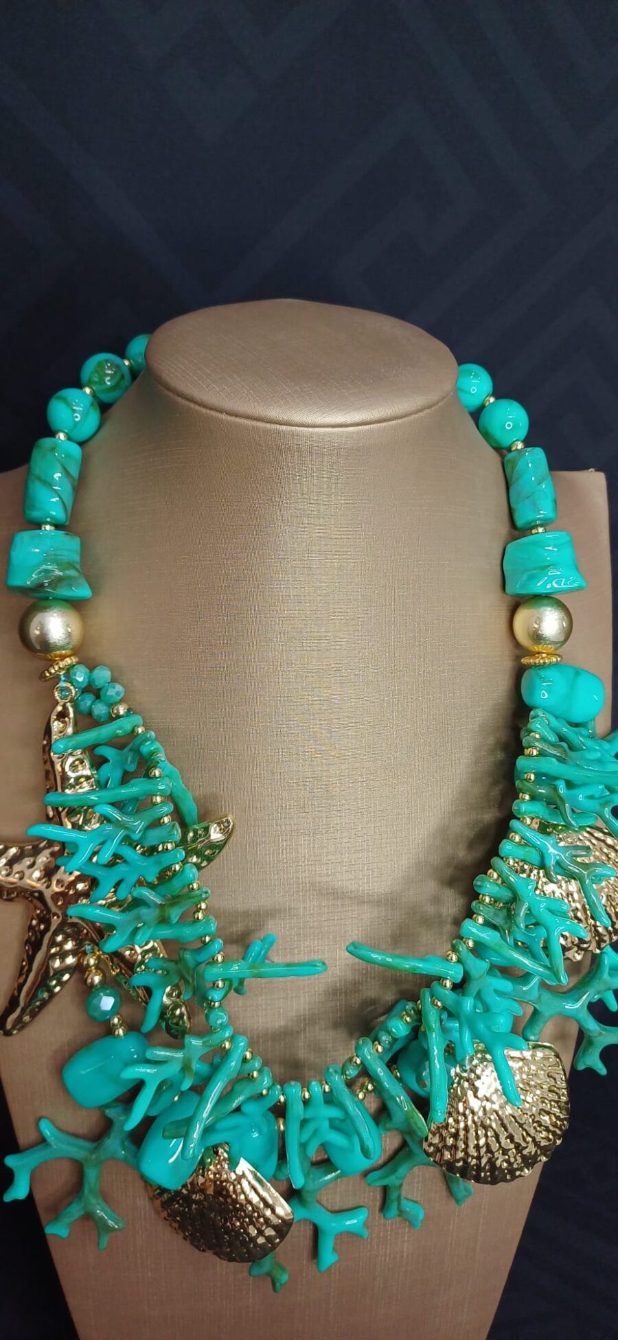 Collana oro marino e perle verde acqua decorata con dettagli marini dorati. - immagine 3