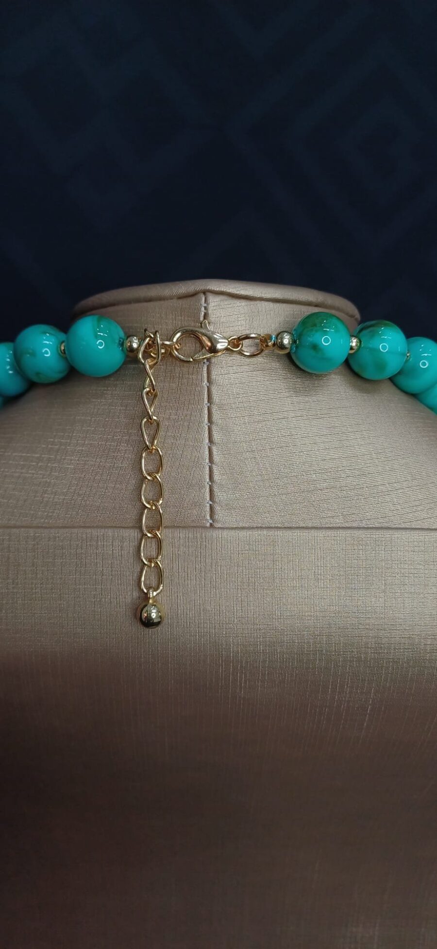 Collana oro marino e perle verde acqua decorata con dettagli marini dorati. - immagine 6