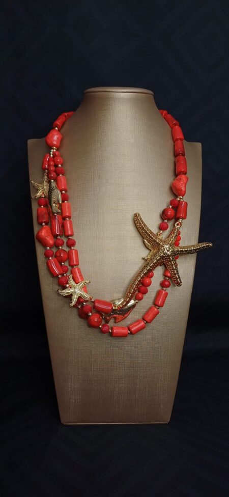 Collana corallo rosso con dettagli marini dorati.