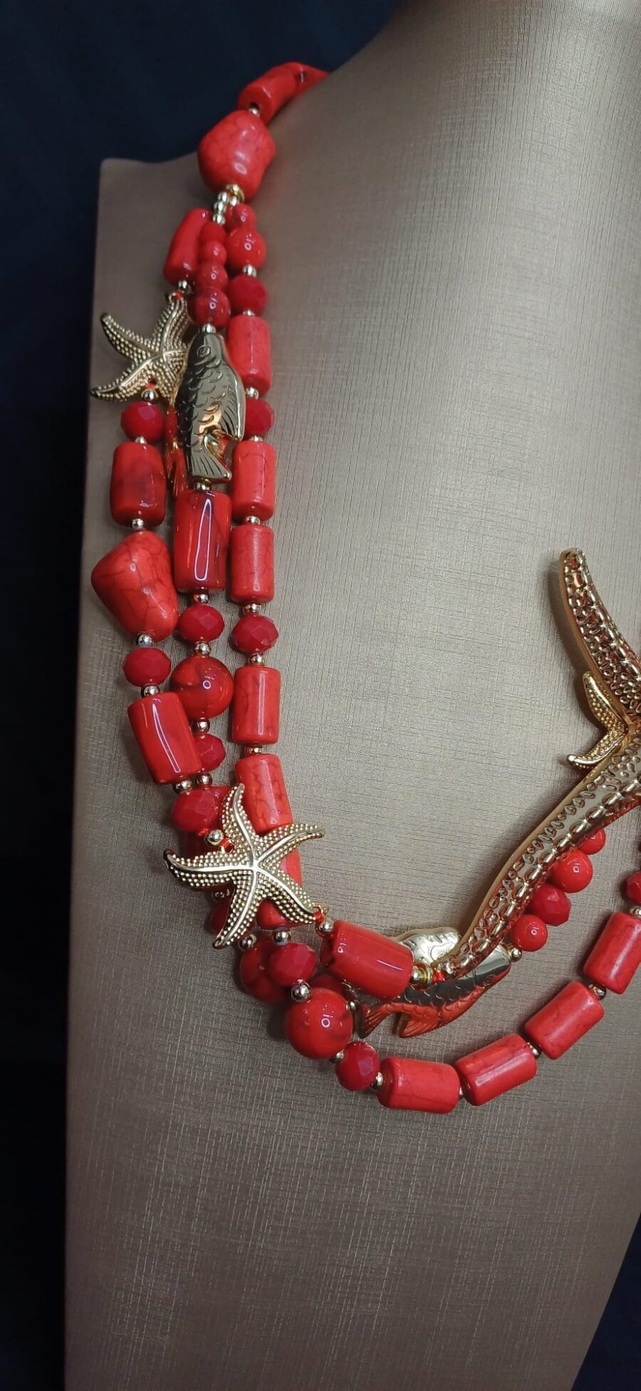 Collana corallo rosso con dettagli marini dorati. - immagine 4