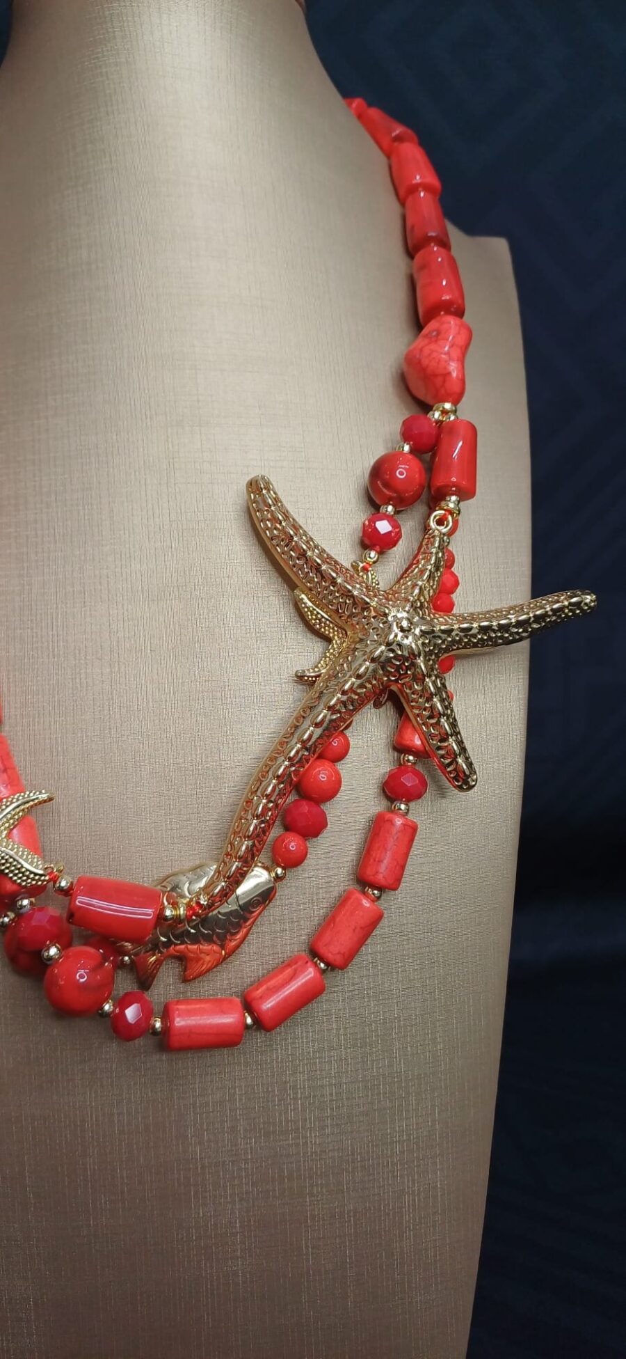 Collana corallo rosso con dettagli marini dorati. - immagine 3