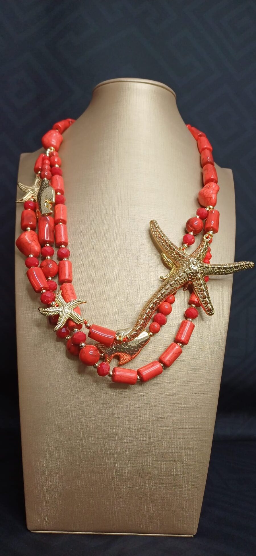 Collana corallo rosso con dettagli marini dorati. - immagine 2