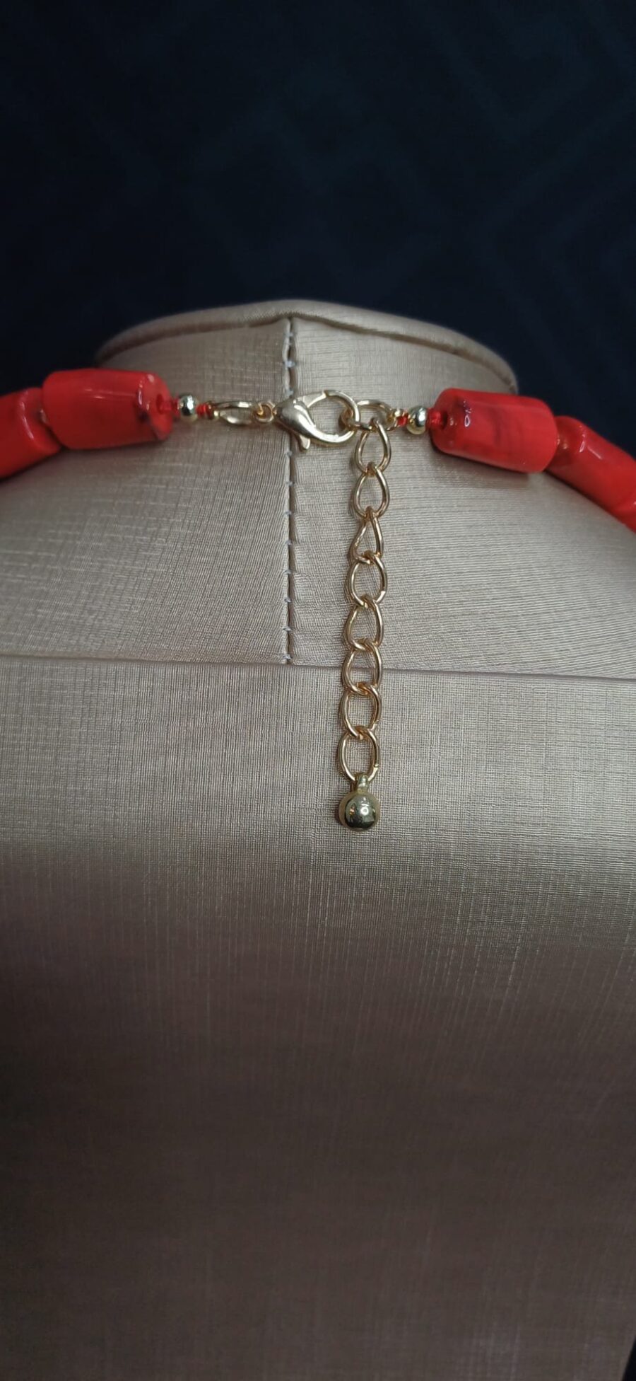 Collana corallo rosso con dettagli marini dorati. - immagine 5
