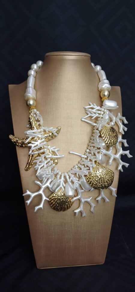 Collana oro marino e perle bianche decorata con dettaglimarini dorati