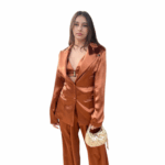 Tailleur aml luxury in raso. composto da tre pezzi -giacca-top e pantalone. questo completo offre una silhouette impeccabile.