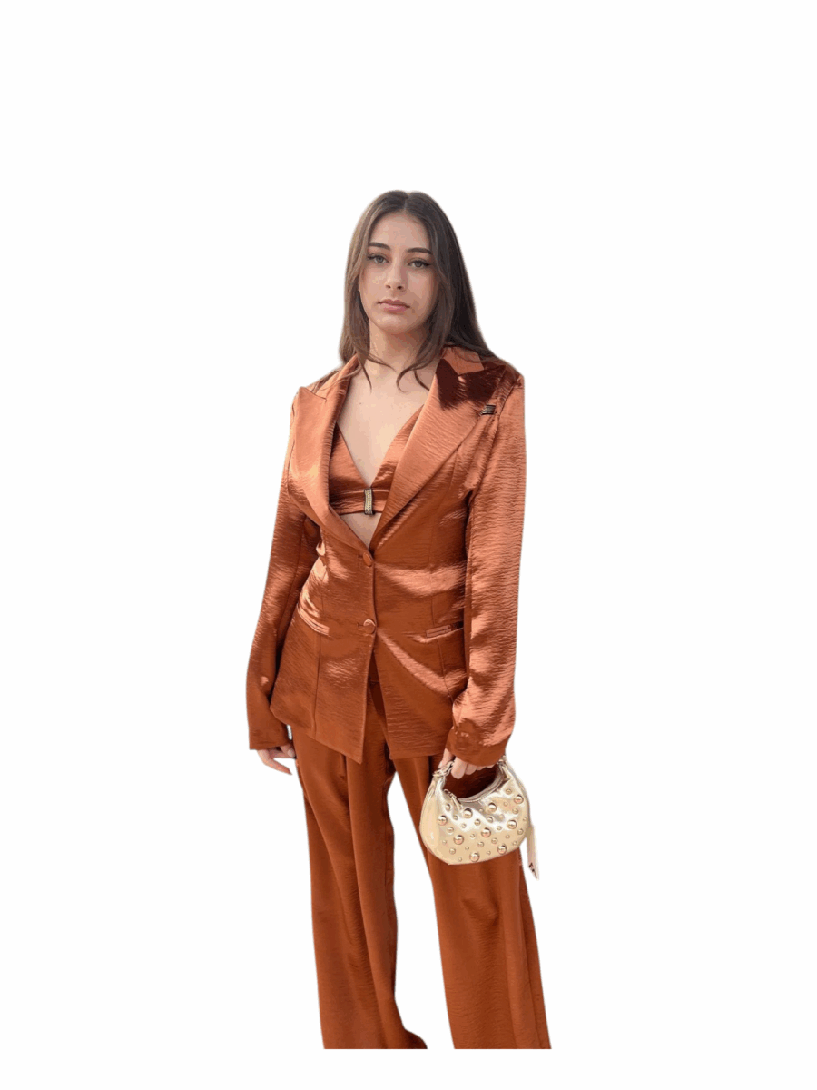 Tailleur aml luxury in raso. composto da tre pezzi -giacca-top e pantalone. questo completo offre una silhouette impeccabile.