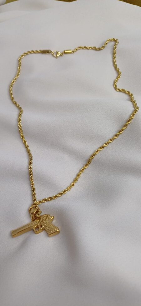 Collana color oro con ciondolo a forma di pistola.