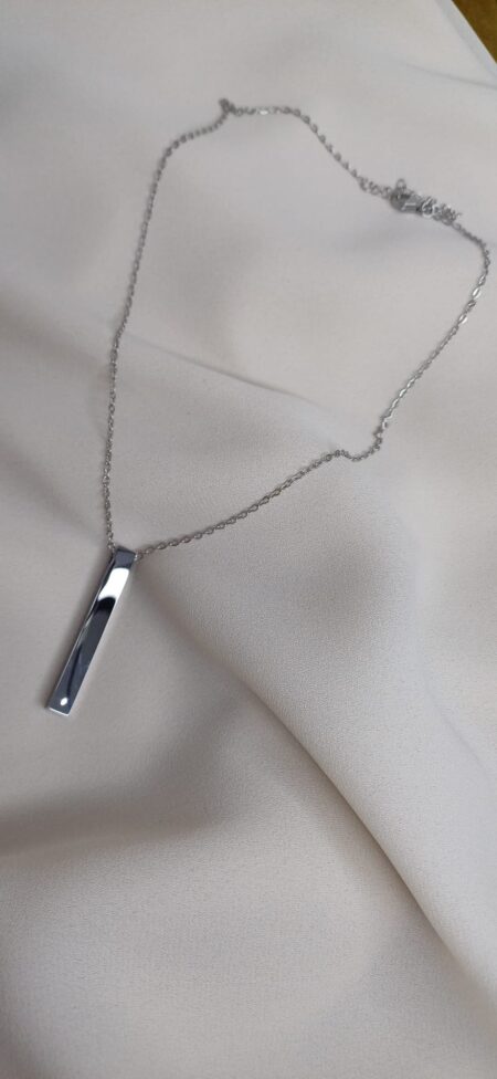 Collana color argento con ciondolo rettangolare