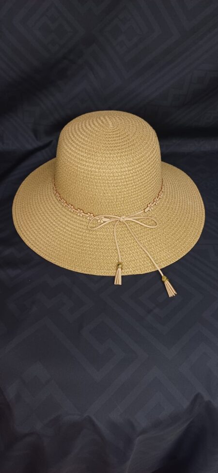 Cappello di paglia con fiorellini e fiocco