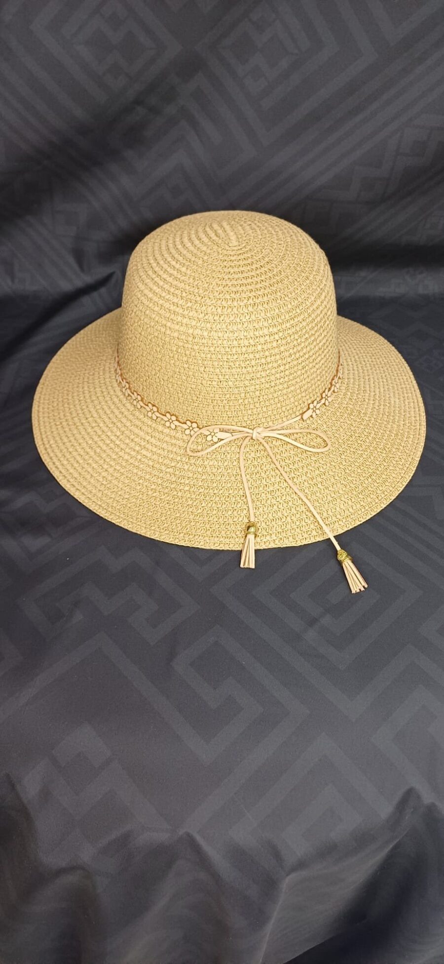 Cappello di paglia con fiorellini e fiocco - immagine 2