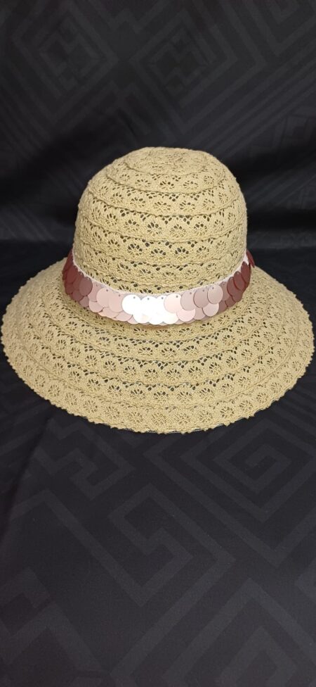 Cappello in merletto con paillettes.