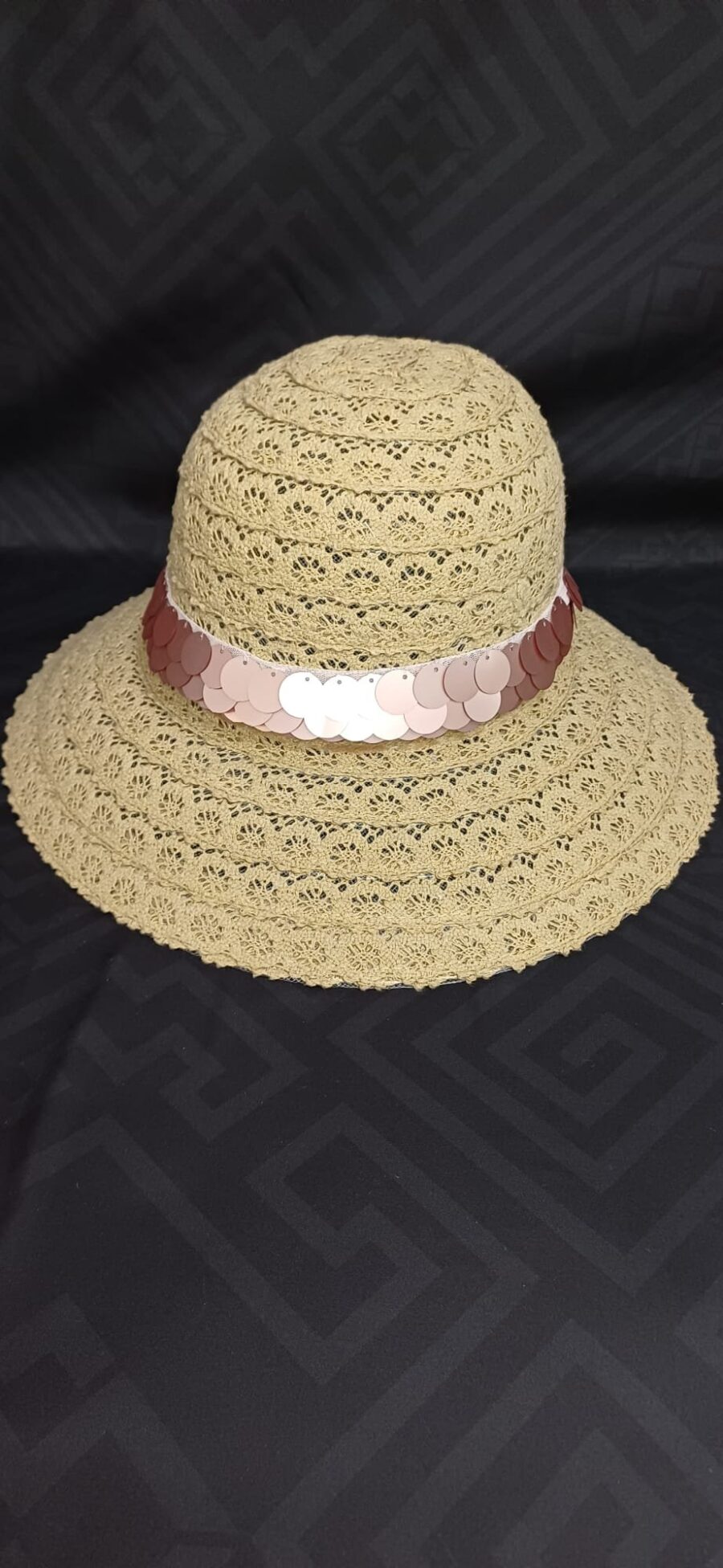 Cappello in merletto con paillettes.