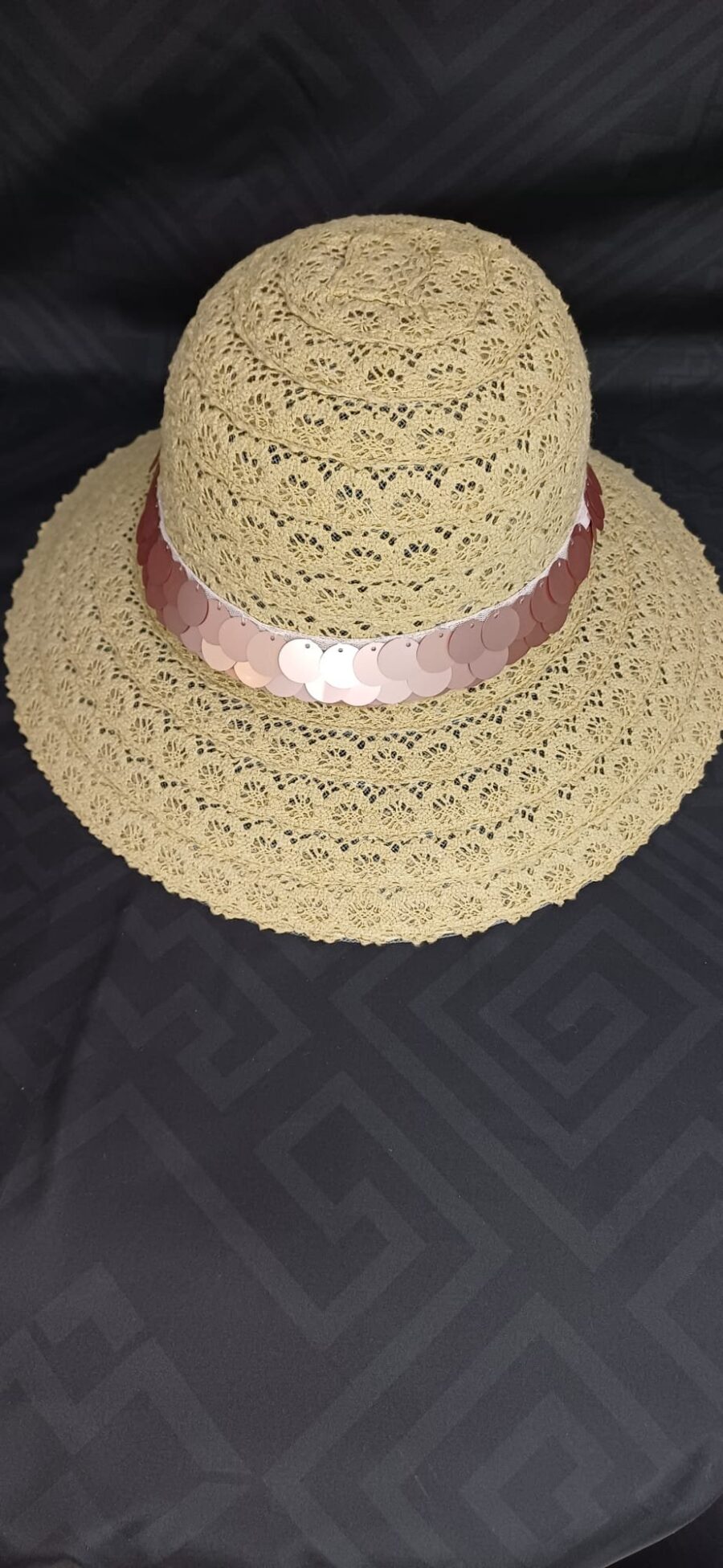 Cappello in merletto con paillettes. - immagine 2