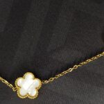 Collana color oro con ciondoli floreali bianco lucido, chiusura regolabile - immagine 2