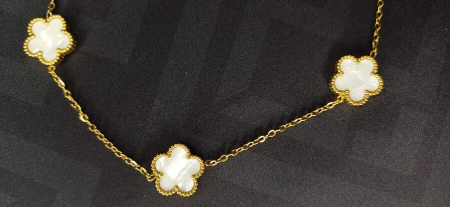 Collana color oro con ciondoli floreali bianco lucido, chiusura regolabile - immagine 2