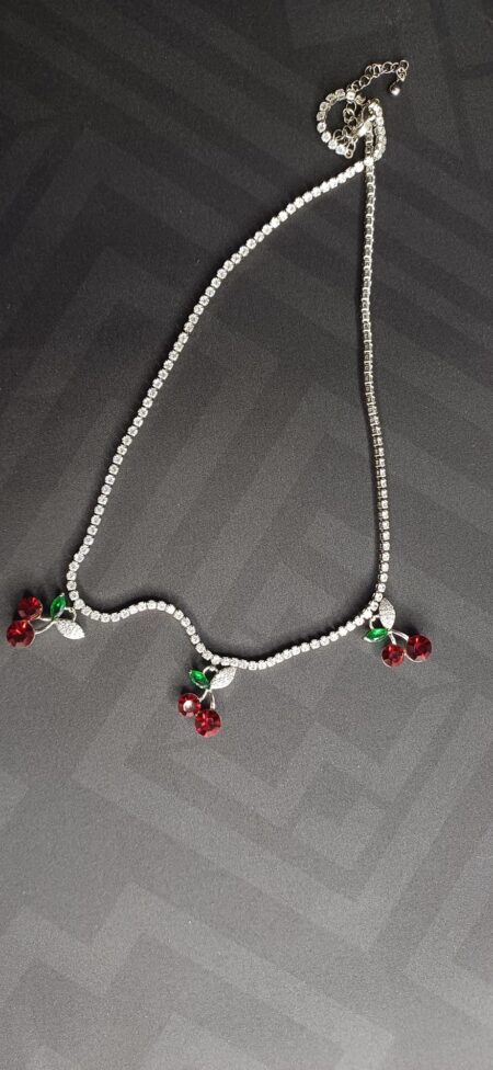 Collana color argento con swarovski e ciondoli a forma di ciliegia.